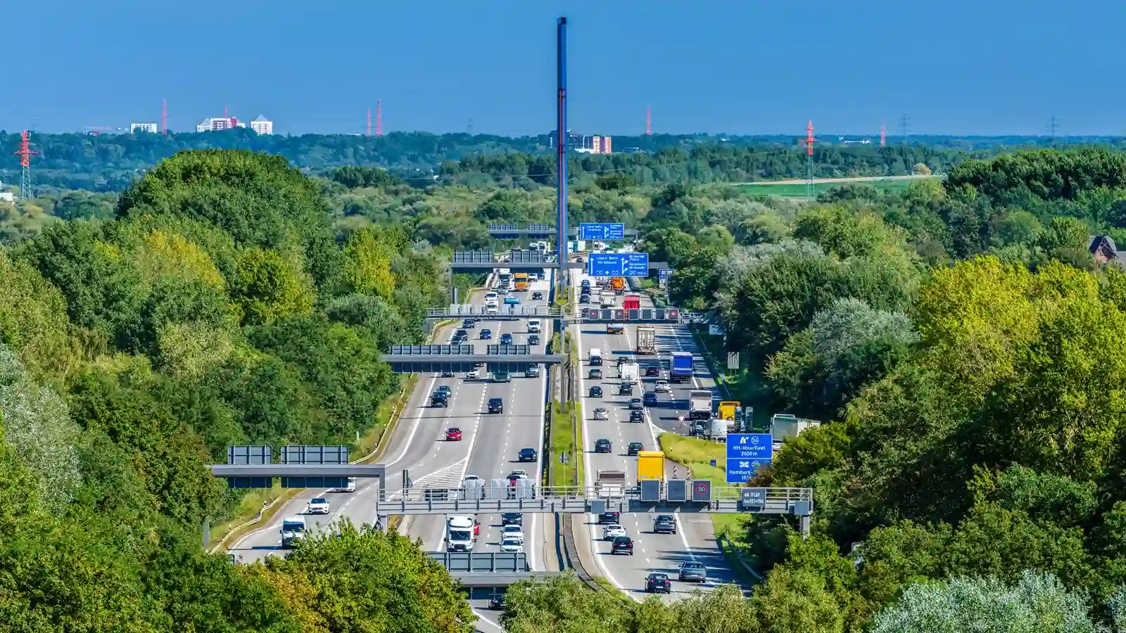 Autobahn A1 in Hamburg mit dichtem Verkehr vor einer Baustelle.