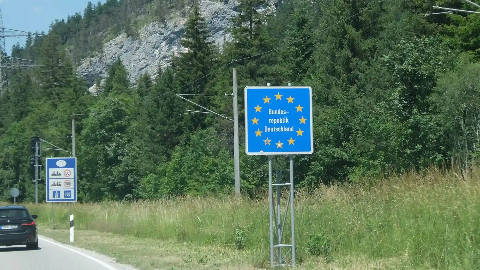 Grenzübergang mit Europaschild auf einer Landstraße