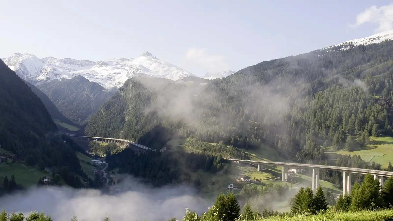 Autobahn in Tirol mit Bergpanorama