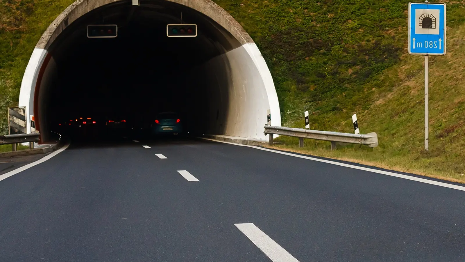 Schweizer Autobahn mit Alpenpanorama