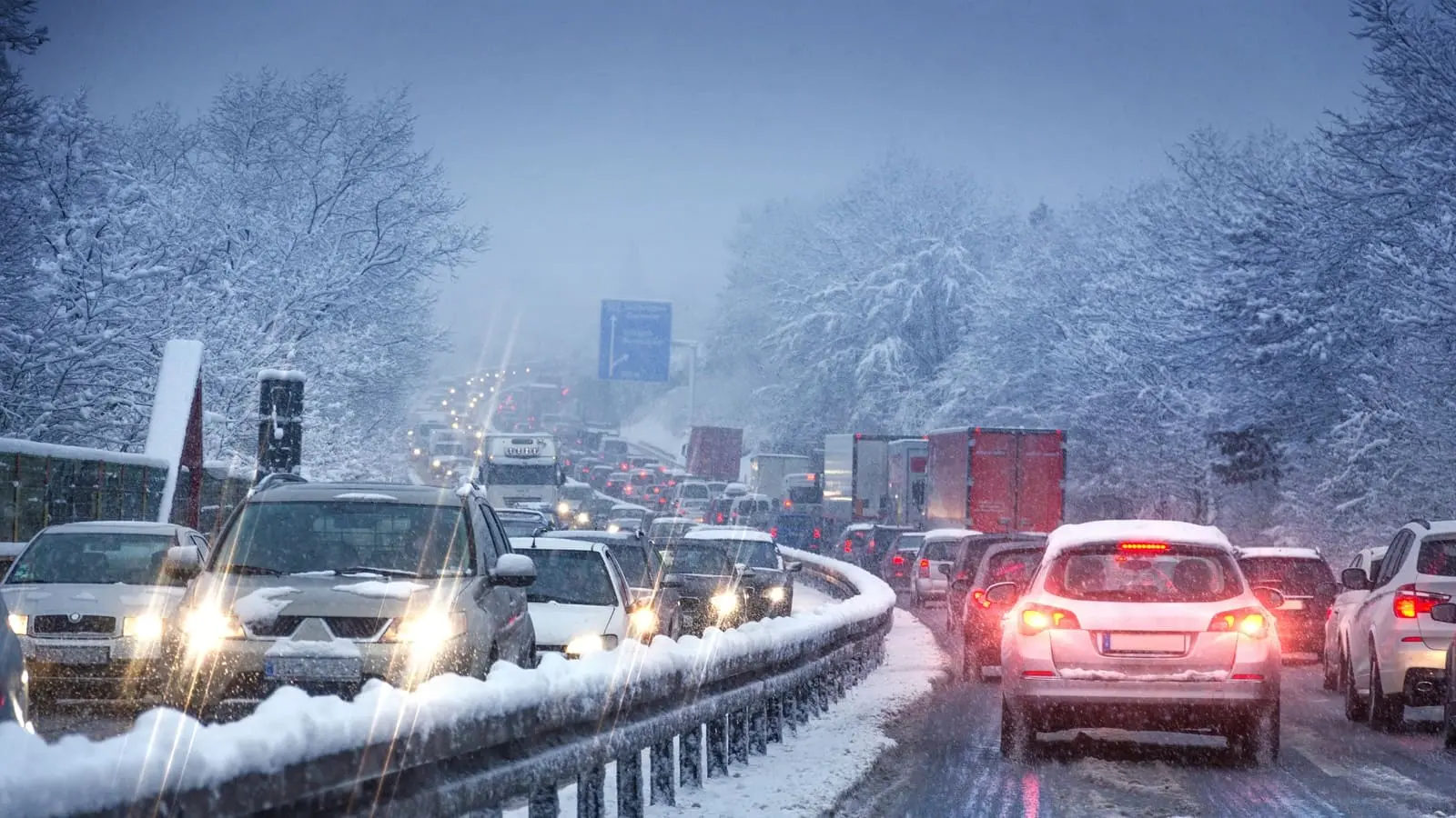 Auto mit Winterreifen auf verschneiter Bergstraße