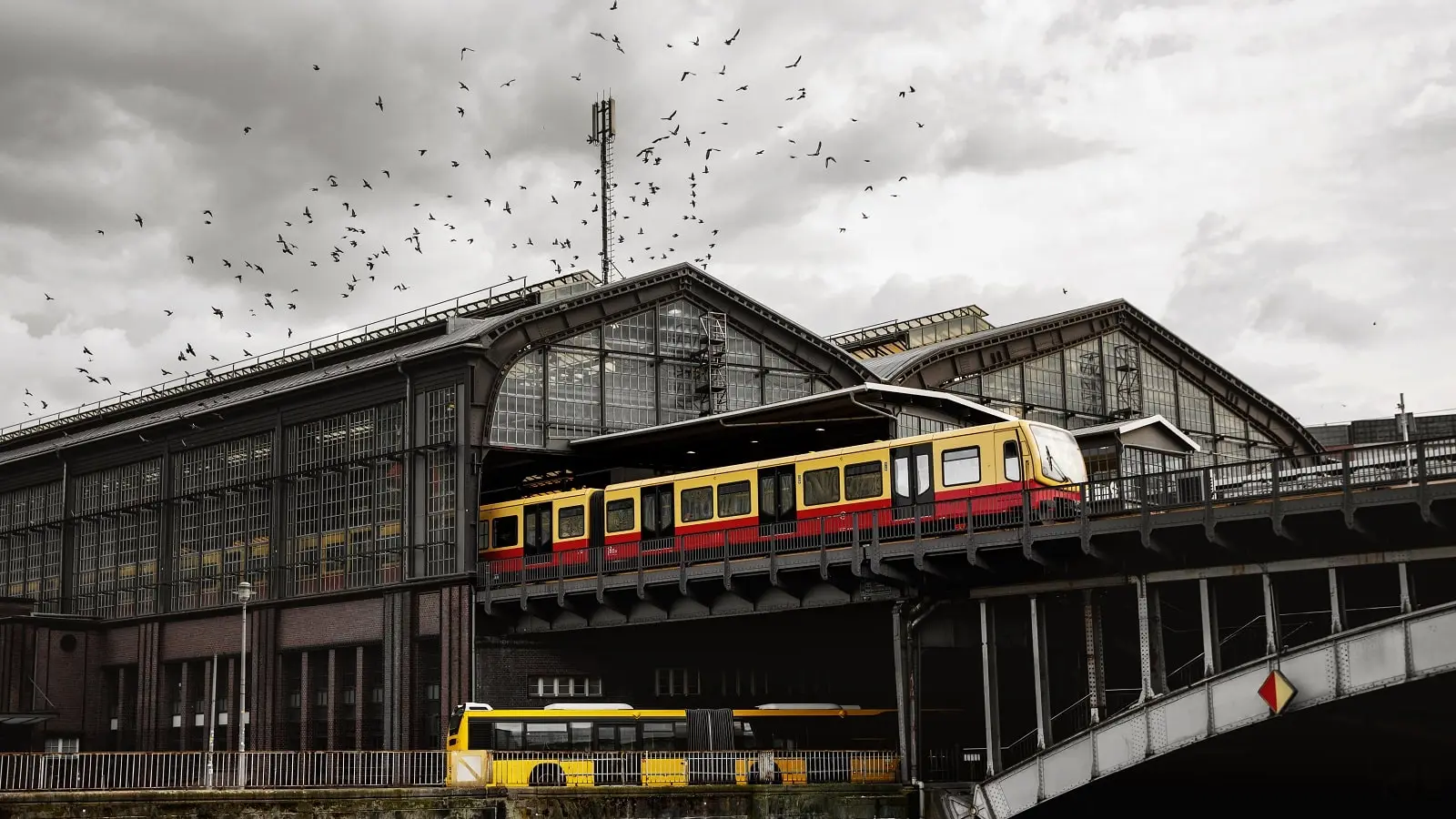 Eine S-Bahn fährt in Berlin über eine Brücke.