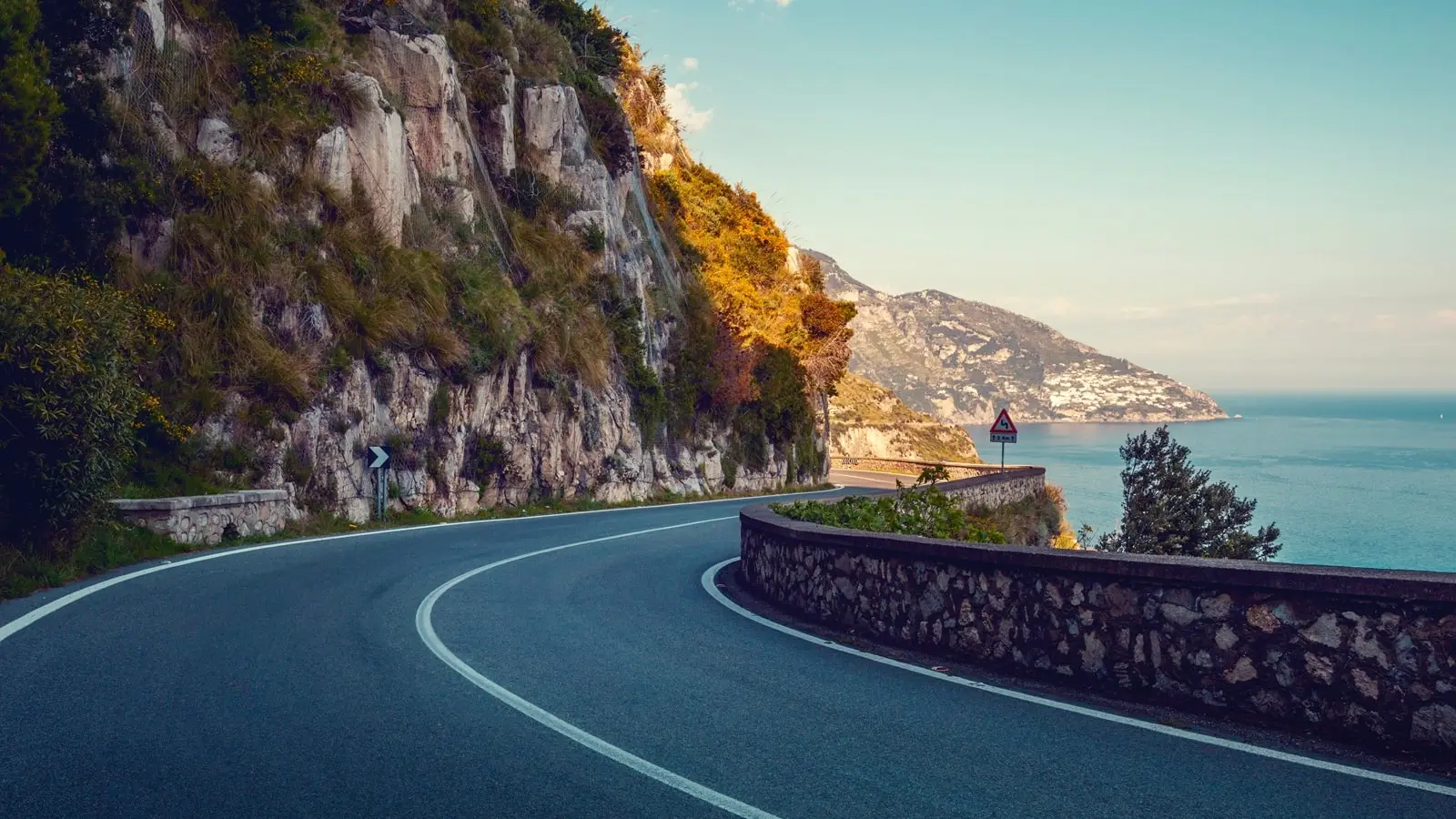 Eine Straße an der Amalfi-Küste in Italien bei Sonnenuntergang.