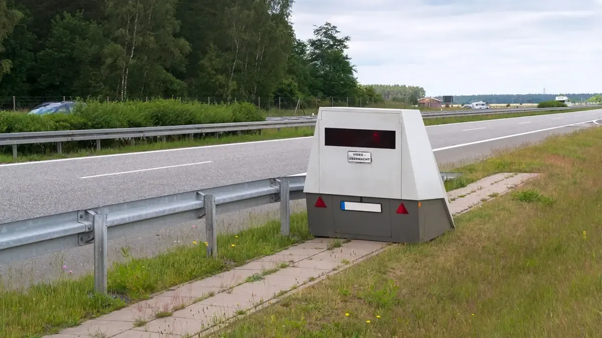 Enforcement Trailer mit Blitzer am Rand einer Autobahn
