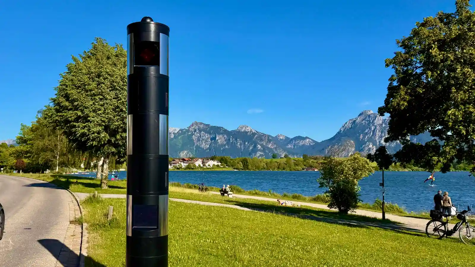 Stationäre Blitzeranlage am Straßenrand, Tempolimit 80