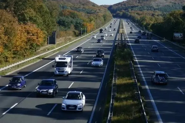 Mehrere Autos fahren zu schnell auf der Autobahn