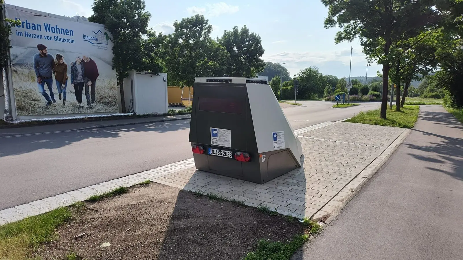 Ein Blitzer kontrolliert die Geschwindigkeit innerorts.