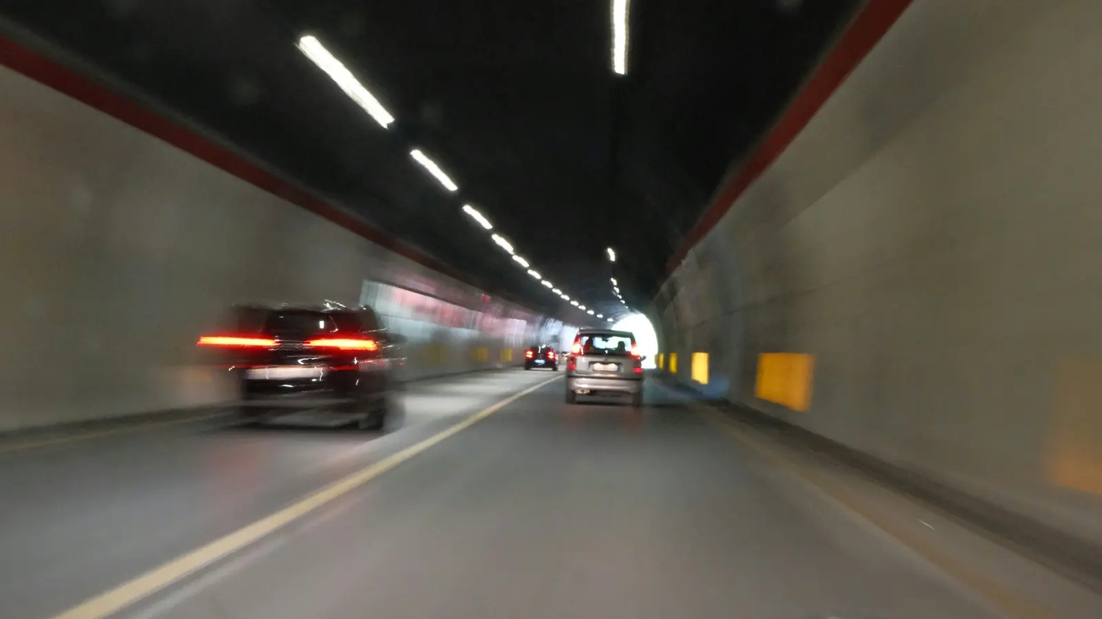 Gotthard-Tunnel Nachtsperren 2026: Alle Termine, Sonderspur & Alternativrouten
