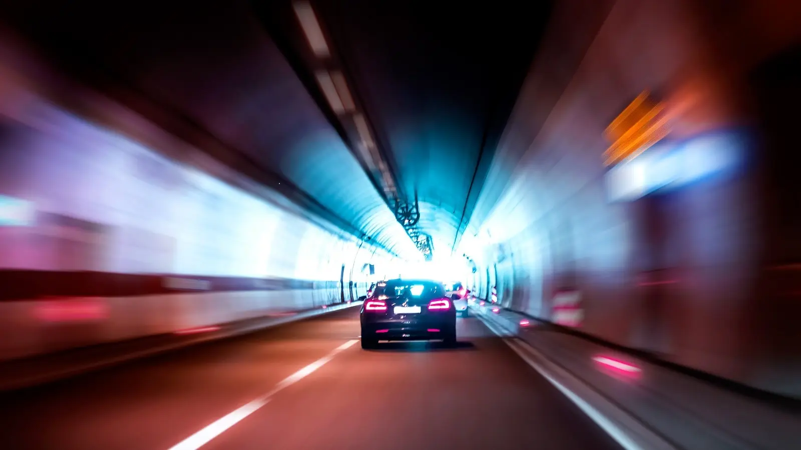 Ein Auto fährt durch einen modernisierten Tunnel.