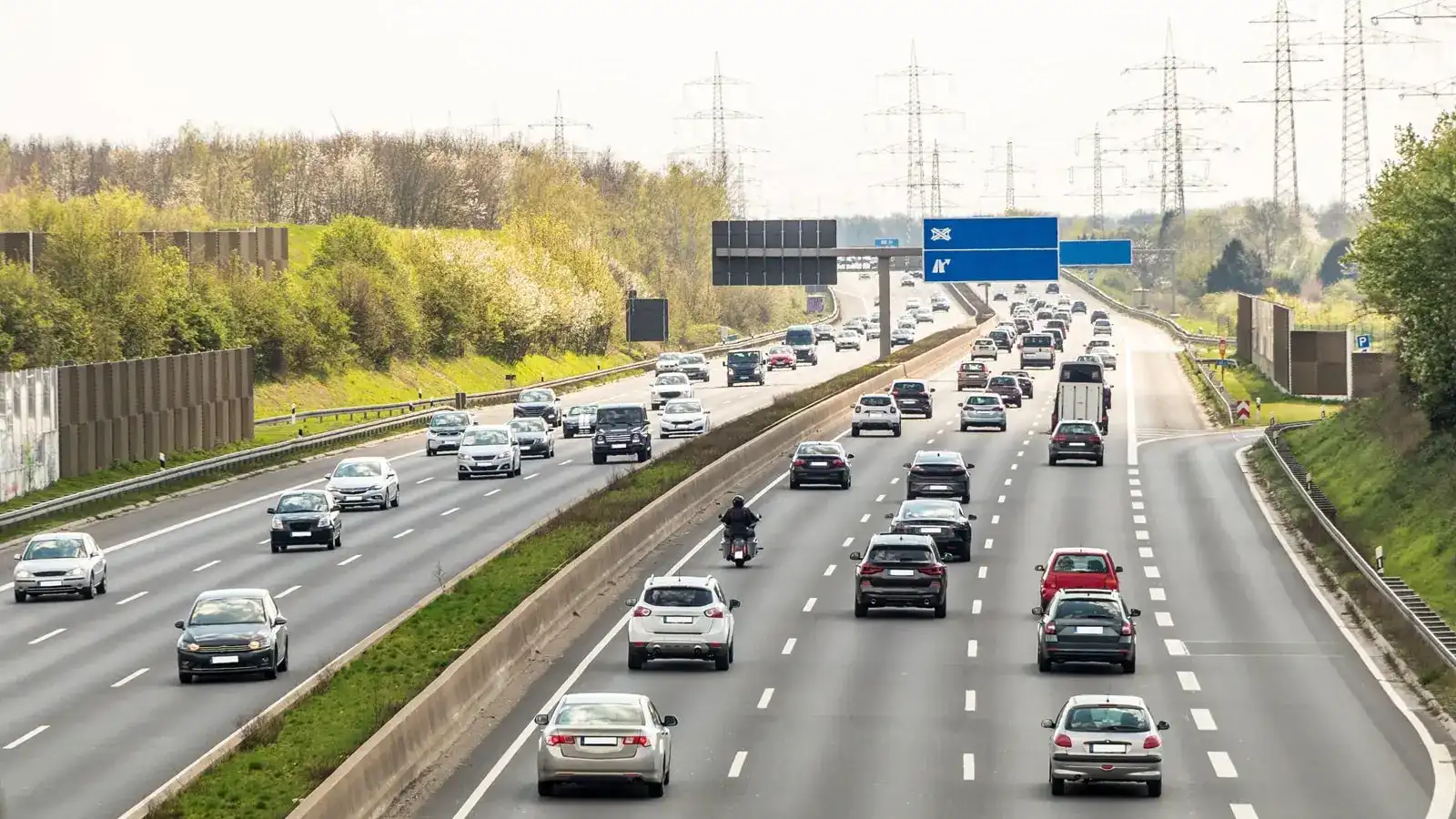 Dichter Verkehr und Stau auf einer deutschen Autobahn.
